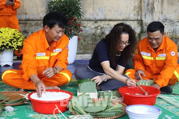  “Lính” truyền tải đón Tết sớm