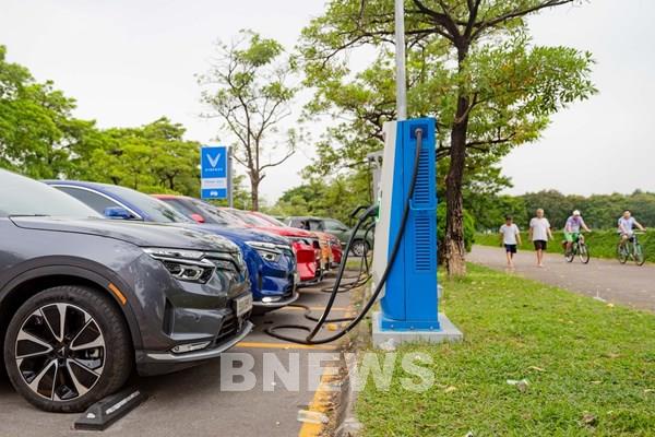 VinFast tiếp tục miễn phí sạc, đổi pin dài hạn, giảm mạnh chi phí xe điện