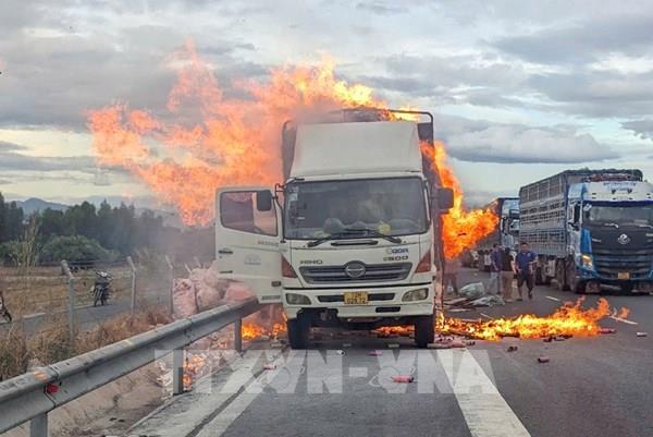 Cháy xe tải trên cao tốc Vĩnh Hảo – Phan Thiết, không có thương vong