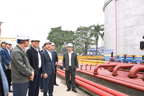 Kiểm tra việc cung ứng xăng dầu dịp Tết Nguyên đán Bính Ngọ 2026