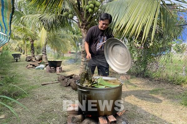 Gói bánh tét miền Tây, trải nghiệm Tết đậm hồn quê