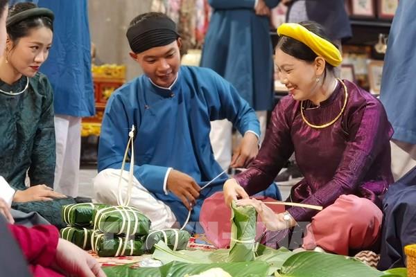 Phố cổ Hà Nội tái hiện không gian gói bánh chưng ngày Tết