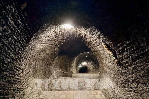 Khám phá ngôi chùa cổ 200 năm tuổi trên vách núi