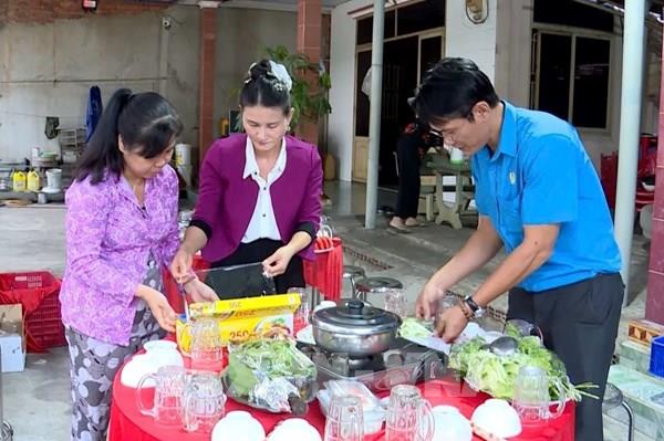 Mâm cơm sum vầy ấm tình người​ xa quê