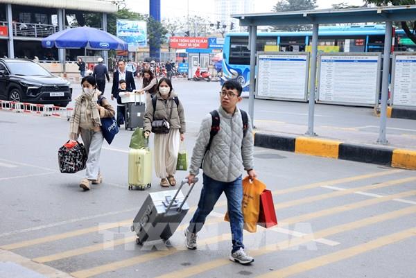 Người dân rời Hà Nội về quê đón Tết sớm, cửa ngõ Thủ đô đông kín