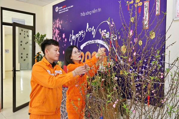 Ca trực ngày Tết: Khi ánh điện thay lời chúc