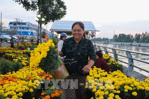 Sắc hoa Tết rực rỡ bên bờ kè kênh Xà No