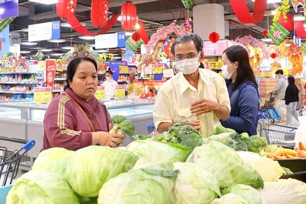 Thị trường hàng hóa ngày 28 Tết sôi động, giá cả vẫn ổn định