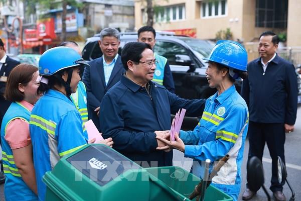 Thủ tướng Phạm Minh Chính thăm, động viên lực lượng bảo đảm vệ sinh môi trường