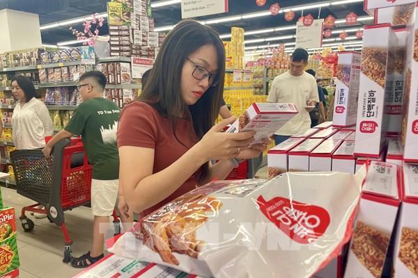 Thị trường mua sắm Tết vào cao điểm, lượng khách gấp 3-4 lần ngày thường