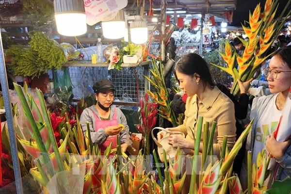 Đi chợ hoa đêm để được "chạm" vào Tết