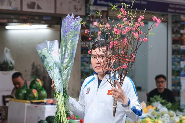 Ngày 29 Tết, đào, quất giảm giá sâu vẫn “đìu hiu” khách mua