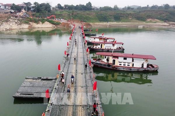 Thông xe cầu phao qua sông Lô