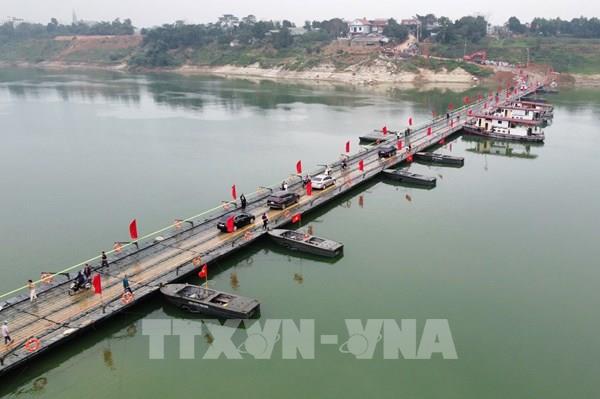 Thông xe cầu phao Đoan Hùng bắc qua sông Lô