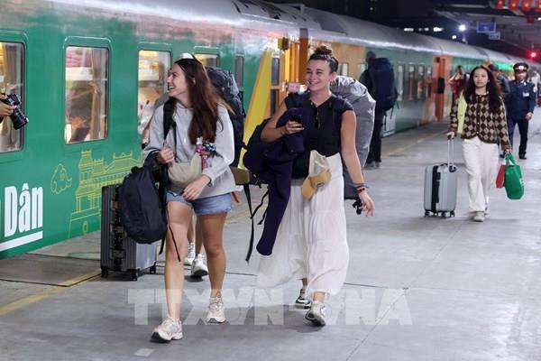 Chuyến tàu Hạnh phúc rời Ga Hà Nội, chở mùa Xuân về với Nhân dân