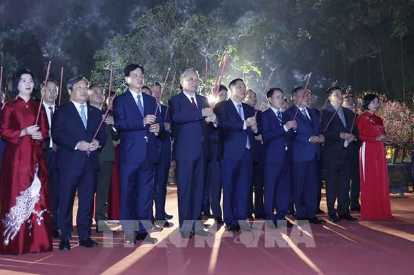 Tổng Bí thư Tô Lâm dâng hương tại Tượng đài vua Lý Thái Tổ