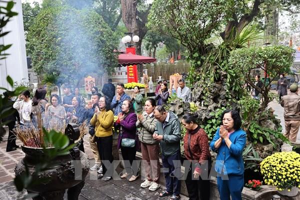 Đi lễ đầu Xuân: Gìn giữ nét văn hóa tâm linh của người Hà Nội