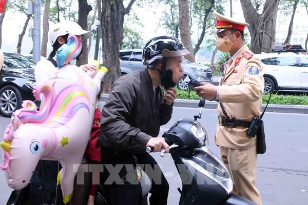 CSGT đồng loạt ra quân kiểm tra nồng độ cồn trong ngày Mùng 1 Tết