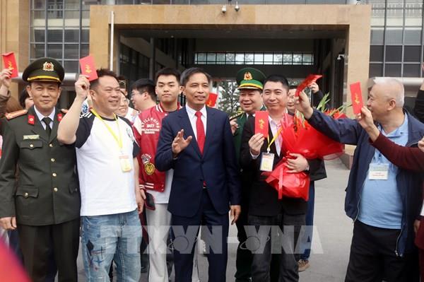 Cửa khẩu quốc tế Móng Cái nhộn nhịp đón khách du lịch "xông đất" đầu năm