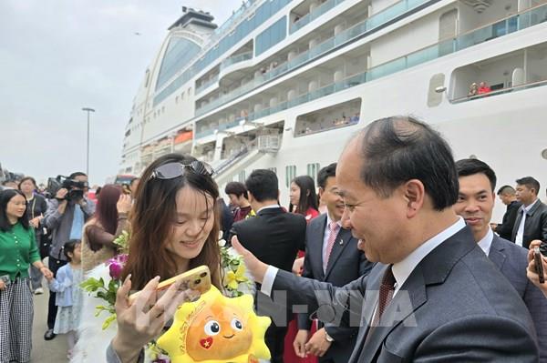 Du lịch Quảng Ninh khởi sắc ngày đầu năm mới Bính Ngọ