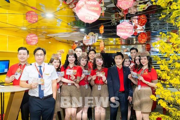 Xuất hành ngày đầu năm mới, hành khách Vietjet đón xuân và nhận quà may mắn 