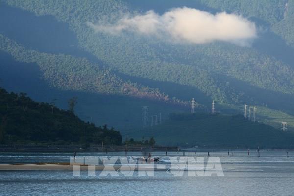 Vẻ đẹp thơ mộng trên đầm Lập An (Huế)