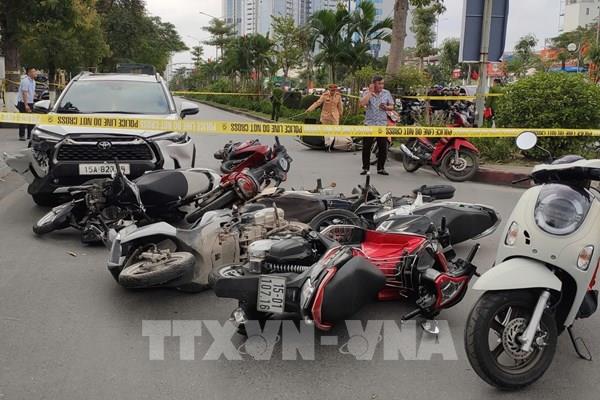 Ô tô tông liên hoàn 15 xe máy ở Hải Phòng