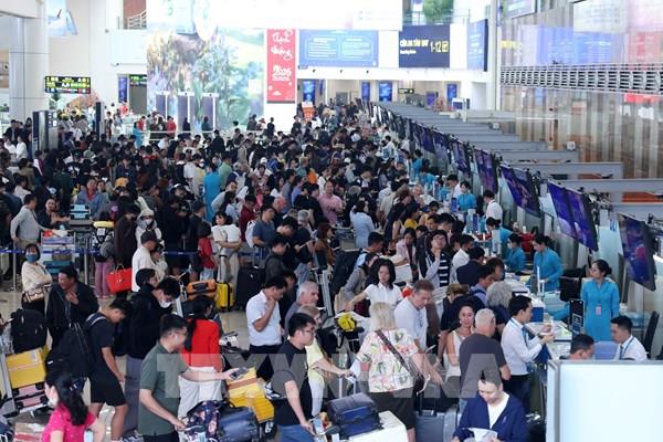 Sân bay Nội Bài đông nghẹt người chiều mùng 5 Tết