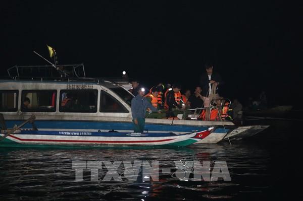 Nỗ lực tìm kiếm nạn nhân mất tích trong vụ chìm tàu ở hồ Thác Bà