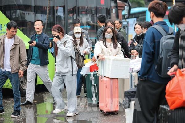 Hà Nội: Các bến xe tấp nập từ sáng mùng 6 Tết Bính Ngọ