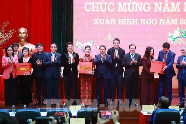 Thủ tướng gặp mặt nghệ sĩ, nhà báo, vận động viên tiêu biểu nhân dịp năm mới Bính Ngọ 2026
