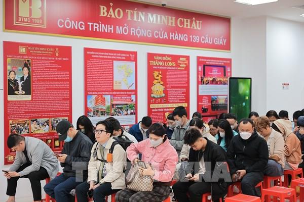 Ngày vía Thần Tài, người dân Hà Nội xếp hàng từ sớm chờ mua vàng