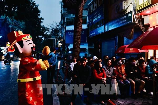 Ngày Vía Thần tài: Người dân đội mưa xếp hàng từ mờ sáng mua vàng 