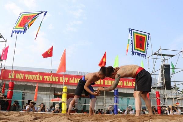 Xuân về trẩy hội vật làng Sình