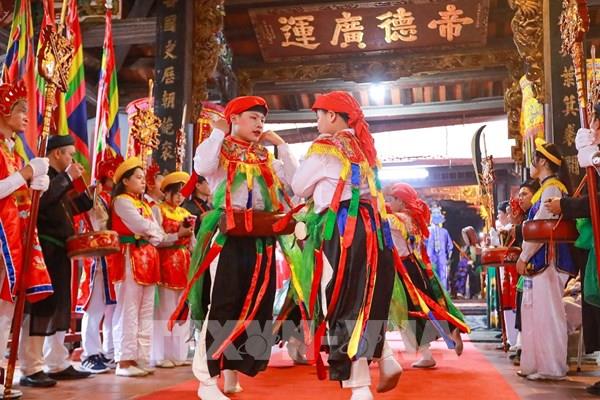 Về Triều Khúc xem trai giả gái trong điệu múa cổ