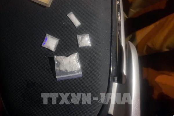 Bàn giao đối tượng tàng trữ ma túy cho Công an phường điều tra​