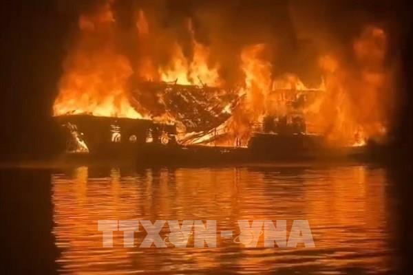 Khống chế đám cháy tàu trên vịnh Hạ Long