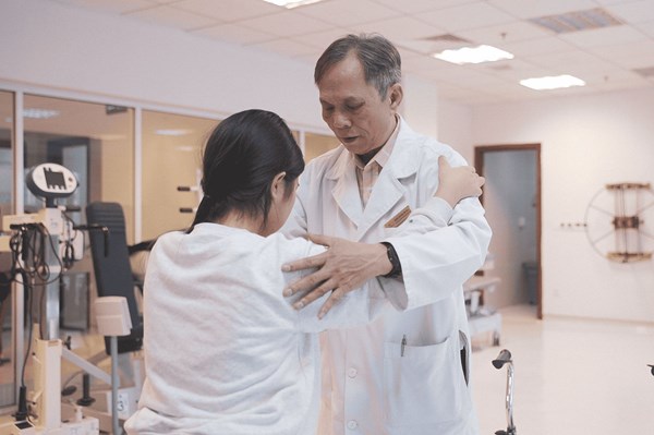 Bác sĩ Vinmec “hồi sinh” đôi chân cho bé gái liệt hoàn toàn