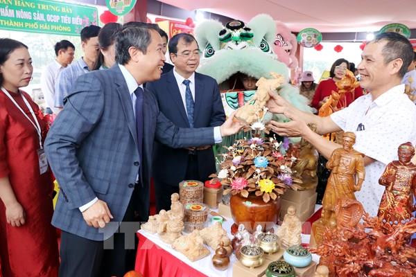 Tôn vinh, xúc tiến thương mại các sản phẩm tiêu biểu và tinh hoa làng nghề