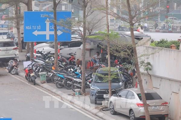 Sau Tết, vỉa hè Hà Nội tiếp tục bị "nuốt chửng"