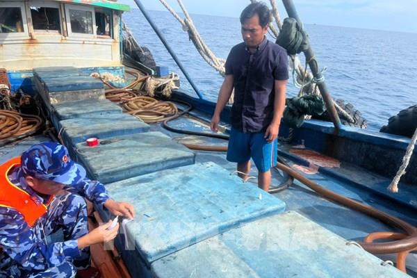 Bắt giữ tàu cá vận chuyển trái phép khoảng 40.000 lít dầu D.O