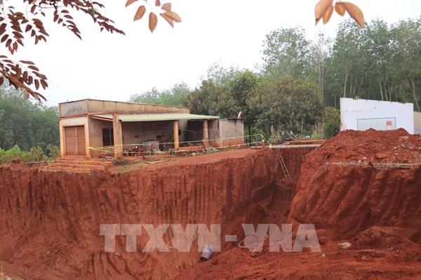 Tạm dừng thi công đoạn đường thuộc dự án nâng cấp đường ĐT.753 khiến nhà dân bị "treo cao"