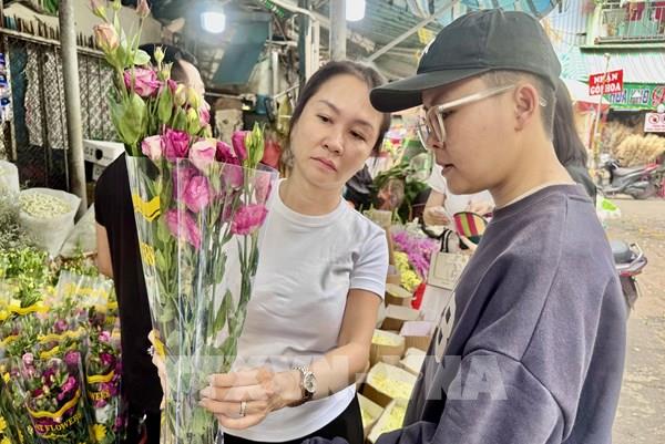 Thị trường hoa tươi sôi động dịp 8/3, hoa hồng tăng giá mạnh