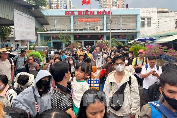 Vụ cầu Ghềnh bị sà lan đâm trúng: Bắt đầu trung chuyển khách bằng đường bộ