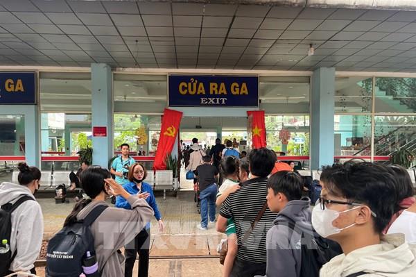 Ngành đường sắt tổ chức trung chuyển hành khách do sự cố sà lan va chạm cầu Ghềnh