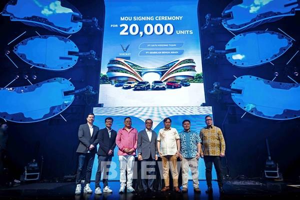 VinFast ký MoU cung cấp 20.000 ô tô điện cho đối tác vận tải Indonesia