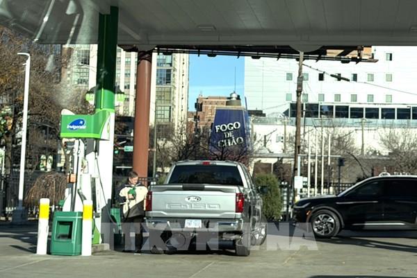 Bộ trưởng Mỹ tuyên bố giá xăng sắp giảm