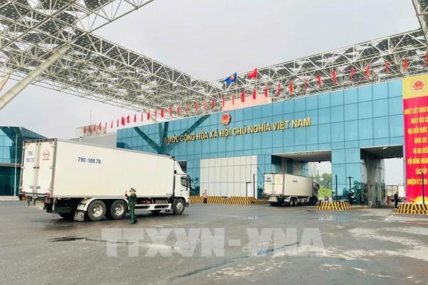 Sôi động ngày đầu thí điểm thông quan hàng hóa xuyên cuối tuần tại Cửa khẩu Quốc tế Móng Cái