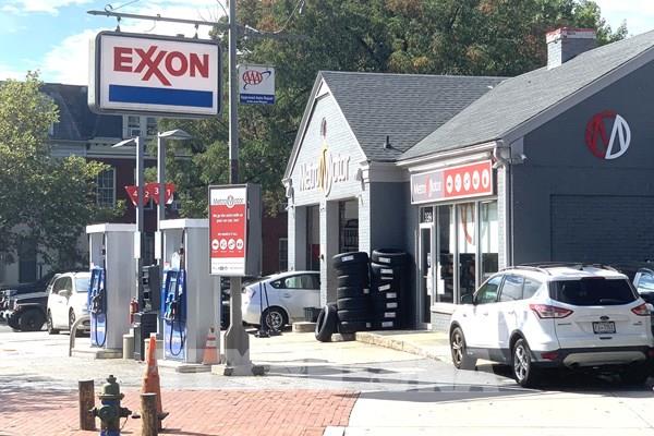 Giá xăng tại Mỹ tăng 14% trong một tuần