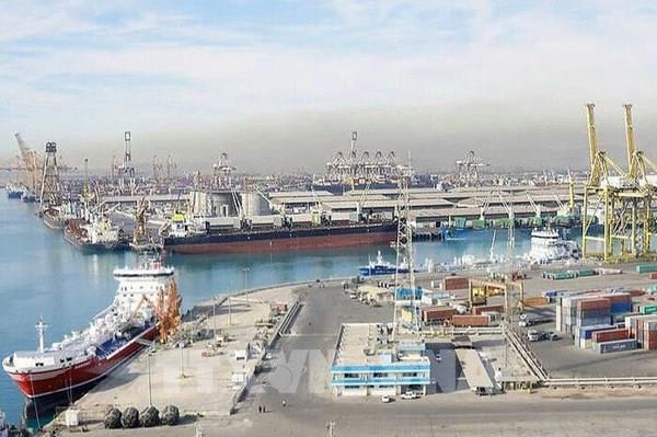 Tắc nghẽn tại eo biển Hormuz, các quốc gia vùng Vịnh cắt giảm sản lượng dầu